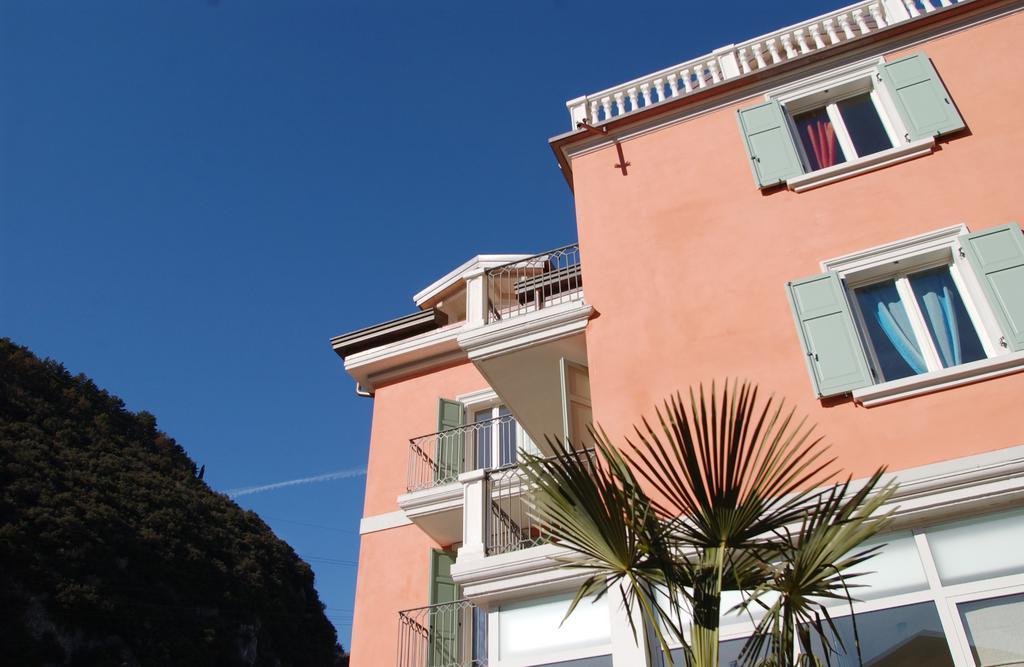 Villa Bellaria Riva del Garda Luaran gambar